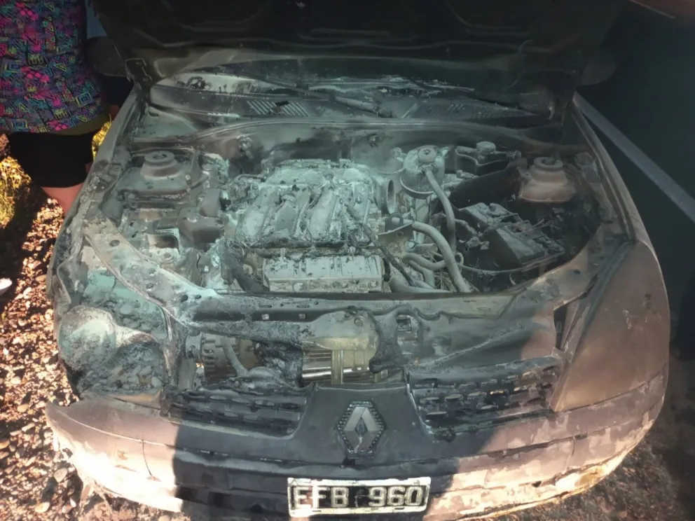 Un auto se prendió fuego y lo apagaron con tierra