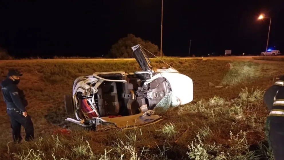 Viedma: cinco personas quedaron atrapadas tras un colosal vuelco