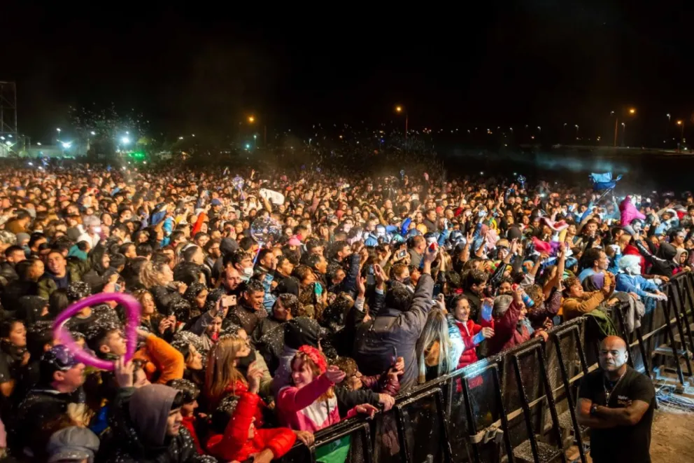 Miles de caras felices desafiaron el frío para convertir la clausura en un éxito