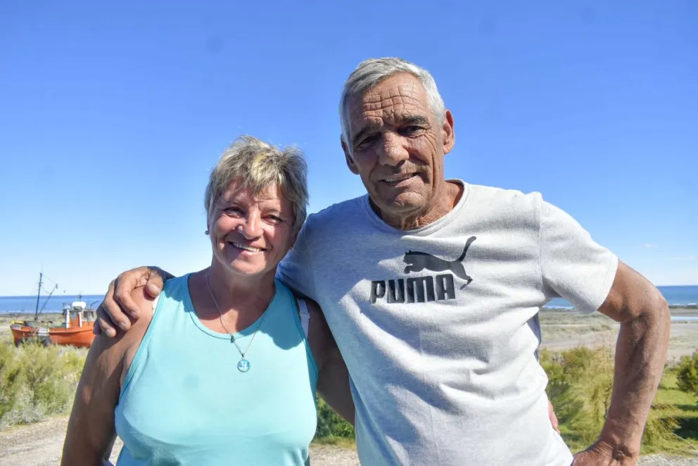El "Bocha" y Rosa, una pareja que decidió dejar Viedma para irse a vivir a metros del mar
