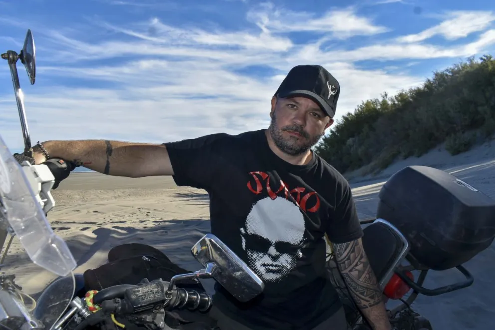 Recorre el país en moto, pasó por Pozo Salado y ahora va rumbo a Ushuaia 