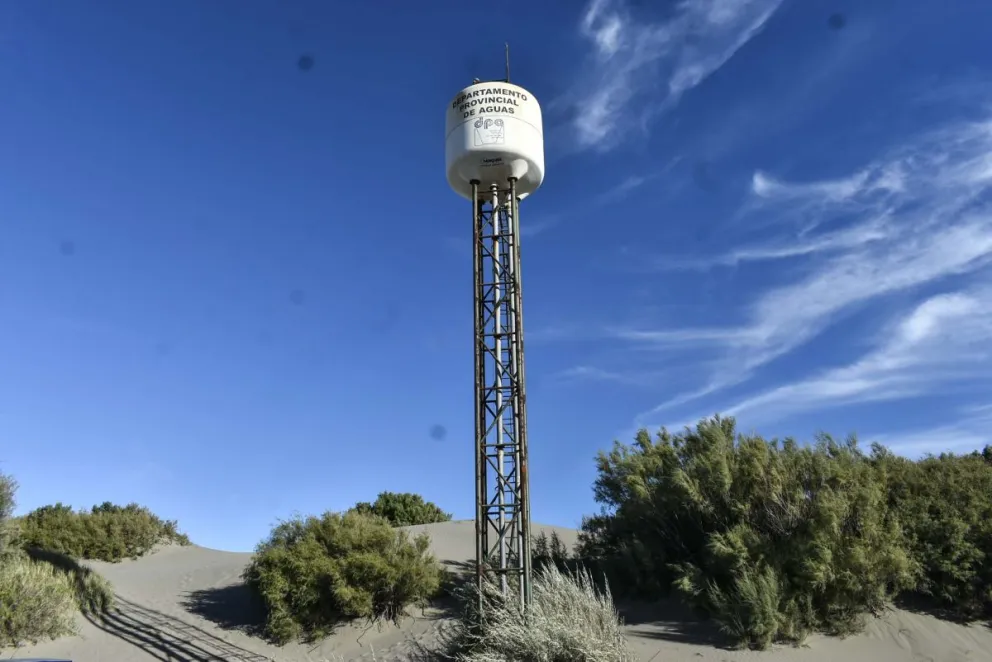 La estructura metálica del tanque de agua de Pozo Salado genera preocupación 