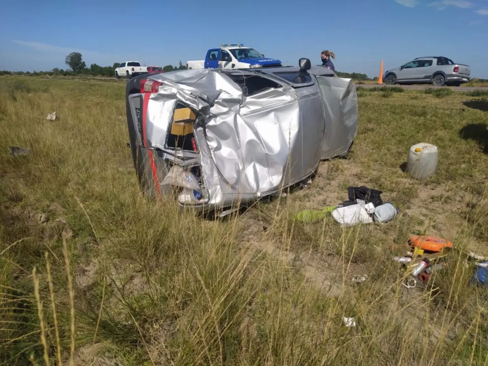 Peligro en la ruta 3: Una diferencia con la banquina provocó un vuelco