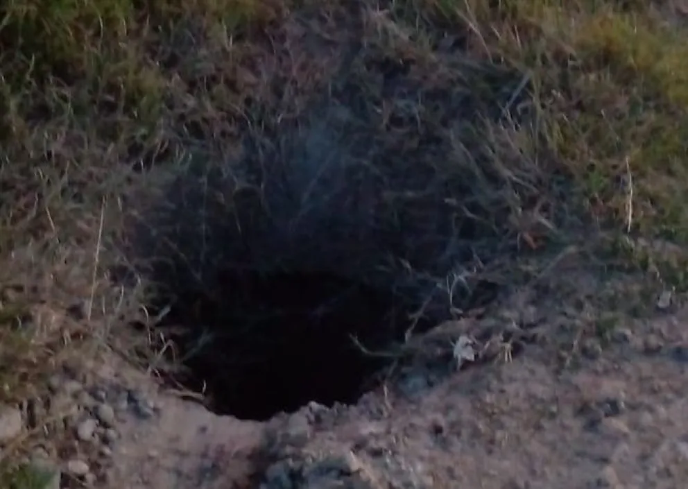 Alerta en el barrio Zatti: Descubren un pozo sin fondo y no tiene tapa