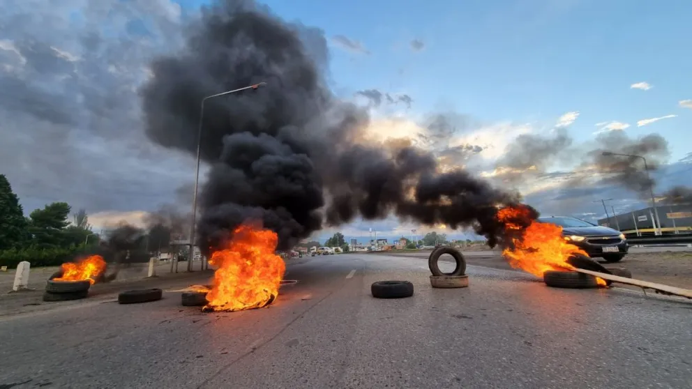 ATE ya corta los puentes Cipolletti-Neuquén y ocupa la Función Pública en Viedma