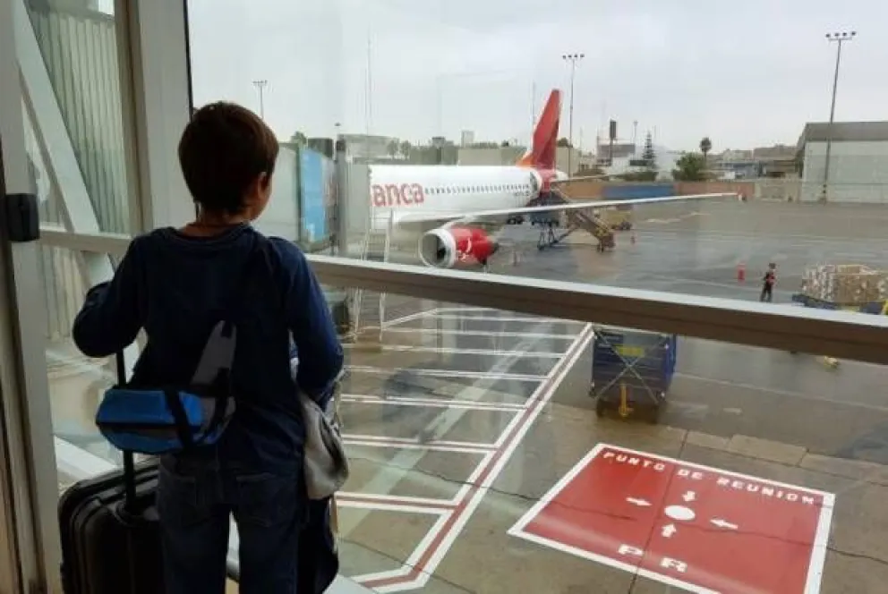 Un nene de 9 años se escapó de su casa, tomó un avión y viajó 2.700 kilómetros