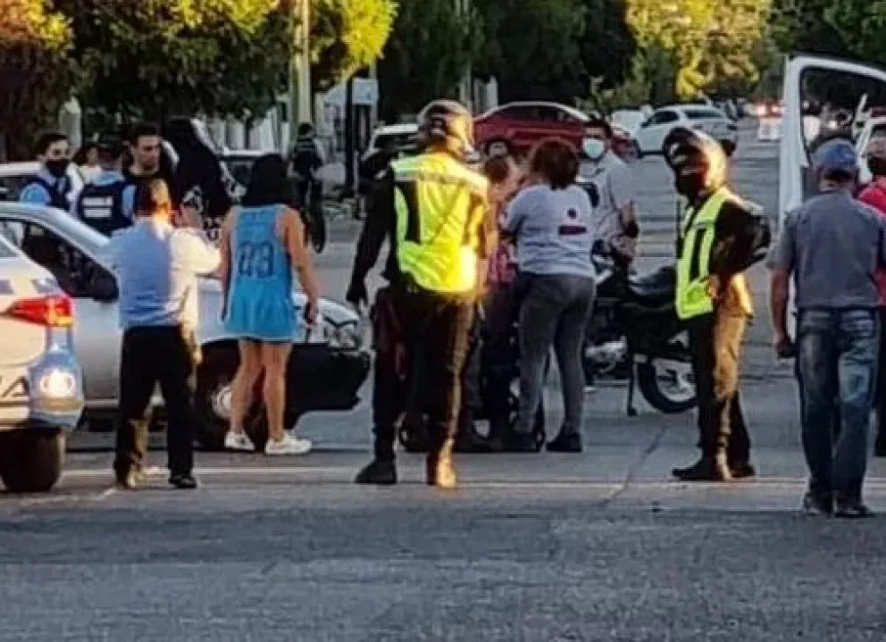 Tremendo: un auto arrastró el carrito con una bebé de un año