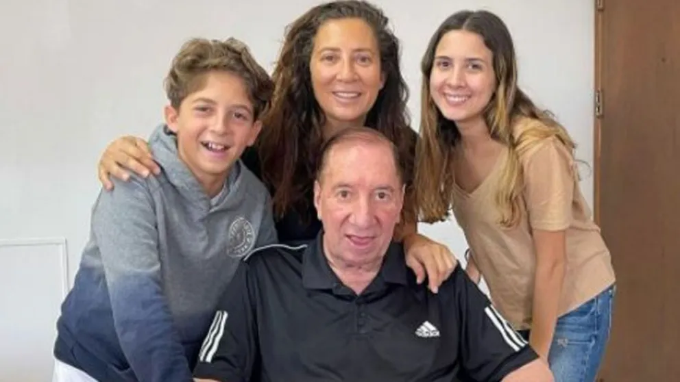 Carlos Bilardo se emocionó al ver su serie por televisión