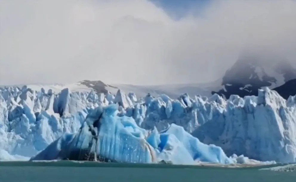 Increíble video: captan el desprendimiento de una enorme masa de hielo del glaciar Perito Moreno