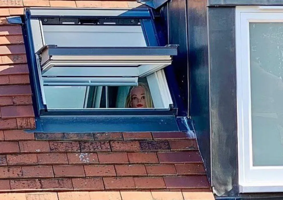 Sus vecinos se quejaron de su ventana y les puso un maniquí para que se sientan observados