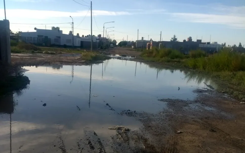 Viven con agua de cloaca en las narices: "llamamos y no nos dan bola"