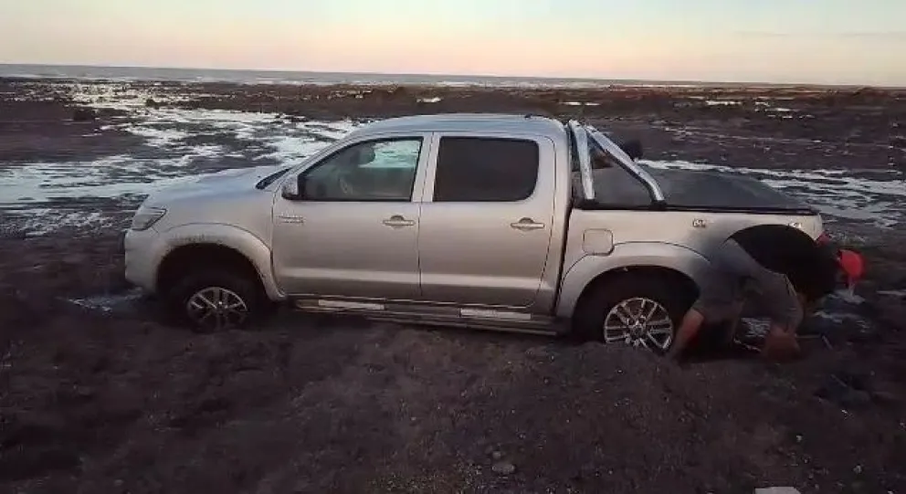 Rescataron una Hilux con una pala en Piedras Coloradas