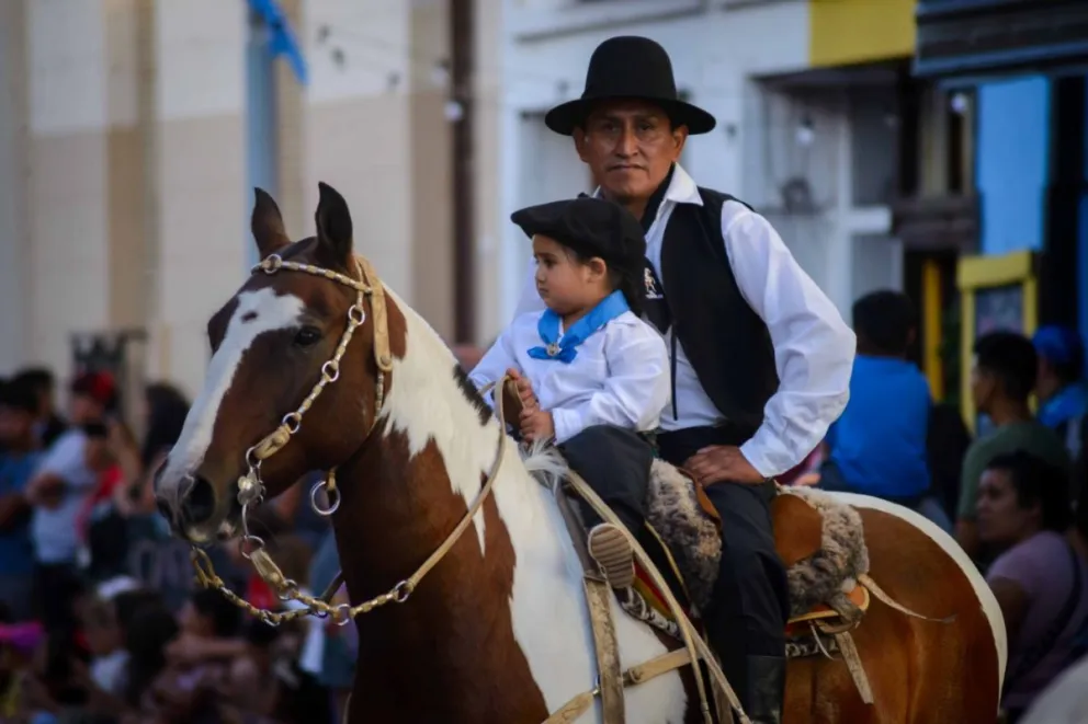 El desfile de la Fiesta de la Soberanía quiere volver a enamorar a los maragatos