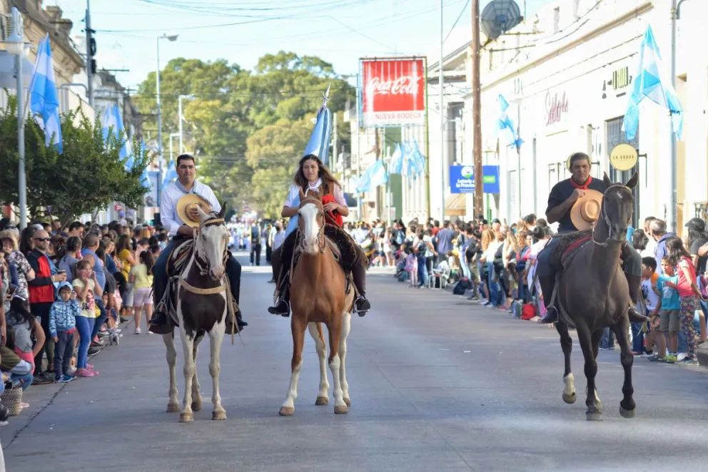 El desfile de la Fiesta de la Soberanía enamoró a cientos de personas 