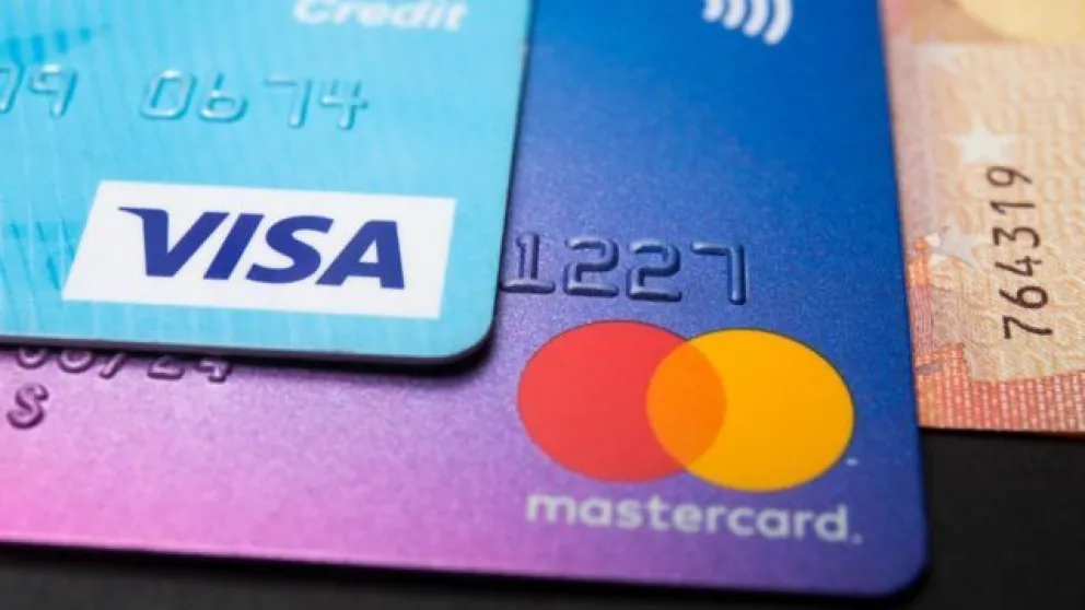 Conflicto en Ucrania: Visa y Mastercard suspenden sus operaciones en Rusia